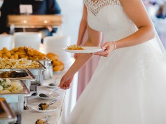 Braut am Hochzeitsbuffet
