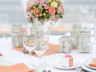 Stilvoll gedeckter Tisch für das Hochzeitsmenü