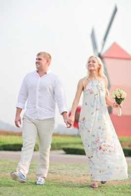 Brautpaar vor einer Windmühle